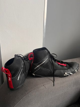 Zapatos de boxeo negros y rojos