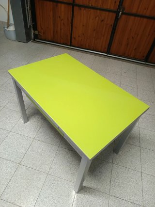Mesa de cocina verde y gris
