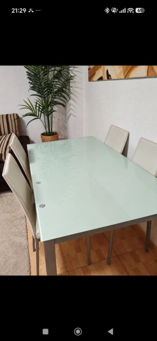 Mesa de comedor con 4 sillas