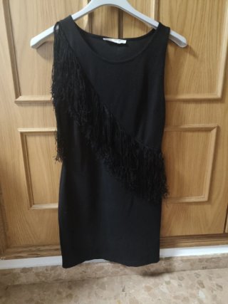 Vestido negro con flecos