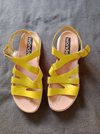Sandalias Wonders Amarillas Piel Talla 40