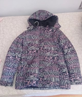 Chaqueta con capucha animal print
