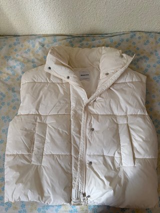 Chaleco acolchado Bershka blanco