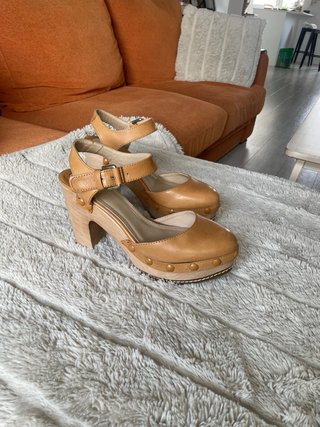 Zuecos /tacones de piel Uterqüe