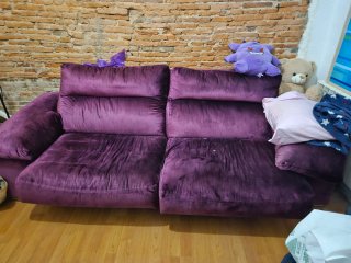 Sofá de terciopelo morado