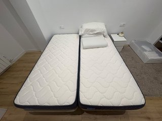 2 letti singoli con materassi e somieri IKEA