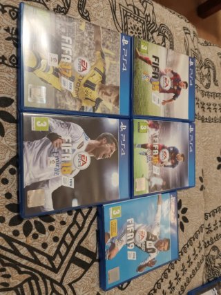 Lote 5 Juegos  de FIFA para PlayStation 4 (5€)