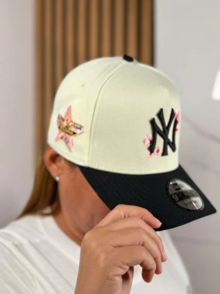 Gorra New Era Beige y Negra con Parches