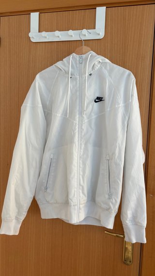 Chaqueta cortavientos Nike blanca con capucha