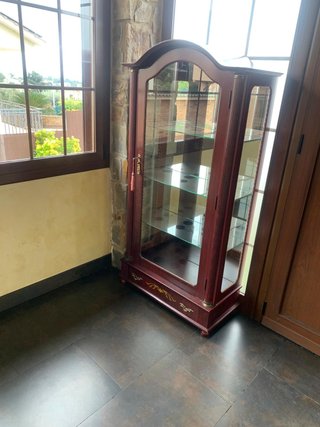 Vitrina de madera y cristal