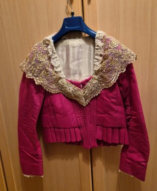 Corpiño de fallera fucsia con bordado dorado
