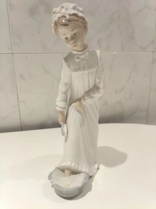 Figura Nao Lladro Niño Pies