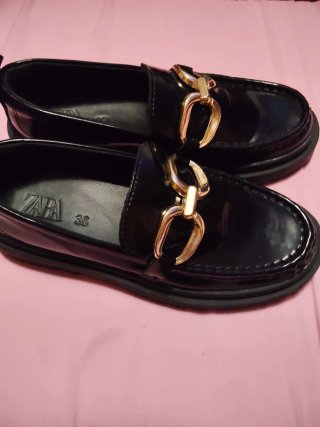 Mocasines Zara Negros con Detalle Dorado Talla 36
