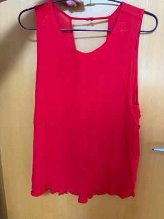 Blusa roja sin mangas