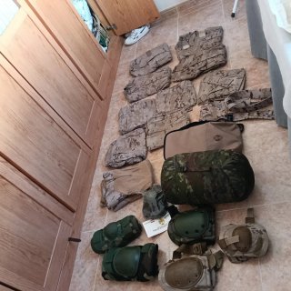 Lote de Ropa y Equipo Militar Árido