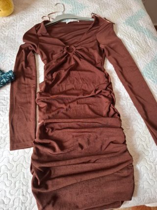 Vestido marrón ajustado con fruncido