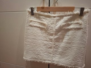 Falda tipo Chanel beige Zara