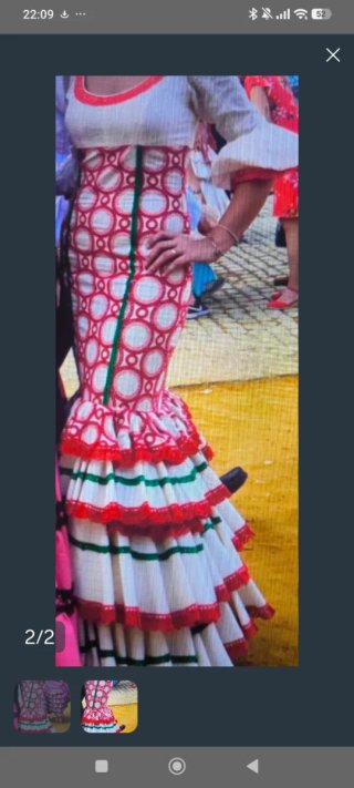 Traje manga larga, que se recoge al codo.