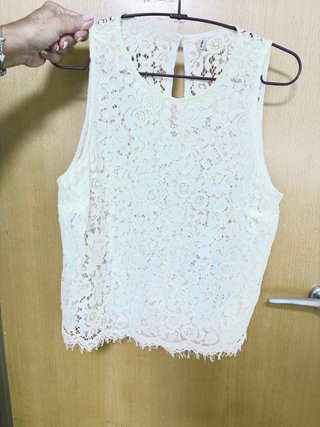 Blusa de encaje blanco sin mangas