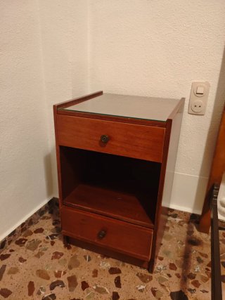 Mesita de noche de madera