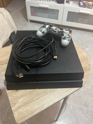 PS4 (PlayStation 4) Negra + Mando y Cables