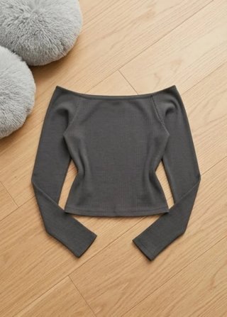 top gris oscuro de canalé con escote barco y manga