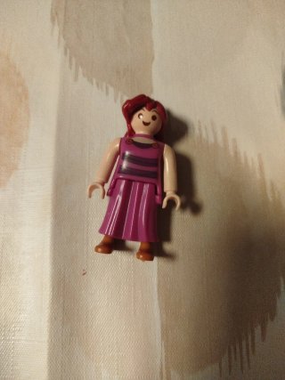 Muñeco Playmobil con vestido morado