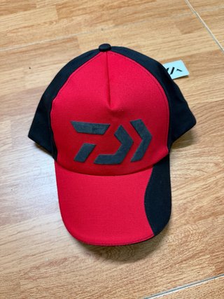 Gorra Daiwa Roja Negra Nueva