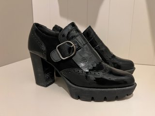 Zapatos de tacón negros con hebilla