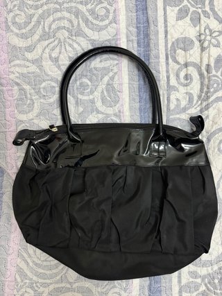 Bolso Negro con Acabado Combinado