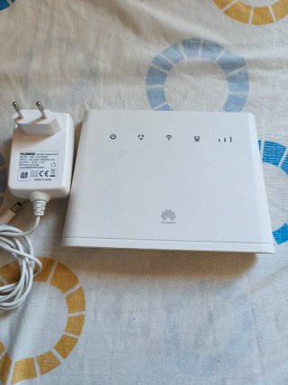 Router Huawei 4G+ compatto con finitura bianca