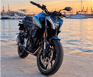 Moto Naked Azul y Negra