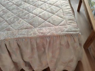 Edredón con volante beige y rosa cama 1.35