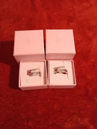 Anillos plateados ajustables con diamantes