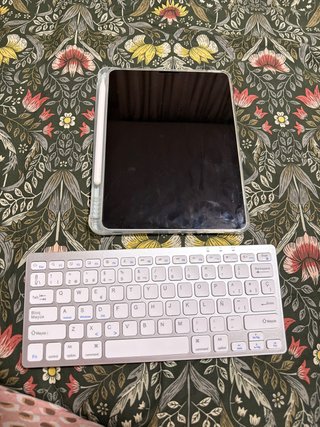 iPad Air con funda, Apple Pencil y teclado