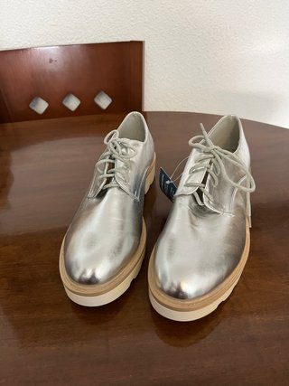 Zapatos plateados con cordones