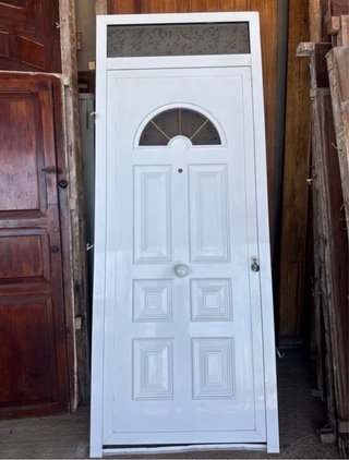 Puerta de Entrada Blanca con Fijo Superior