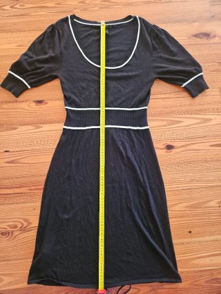 Vestido negro de punto con detalles blancos