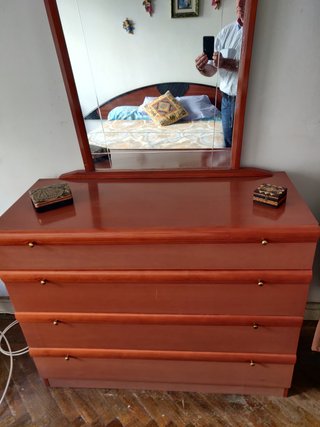Cómoda de madera con espejo