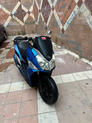 Moto Scooter SYM Azul y Negra