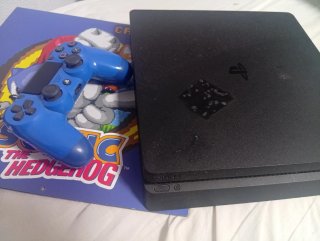 PS4 Slim 1TB con mando y cables