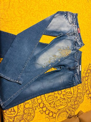2 Pantalones vaqueros con bordado floral.