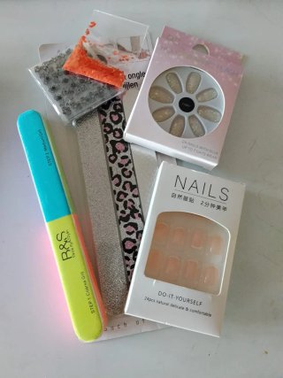 Lote de cuidado y decoración de uñas
