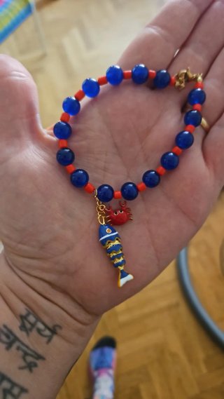 Pulsera hecha a mano con abalorios