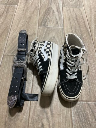 Zapatos Vans Sk8-Hi Checkerboard y Cinturón Zara