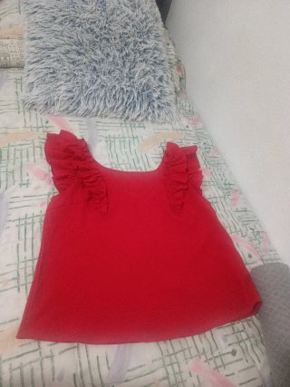 Blusa roja con mangas fruncidas