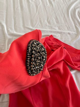 Vestido de fiesta color coral con pedrería