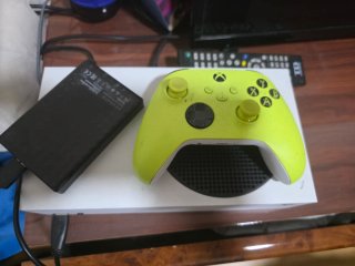 Xbox Series S + Mando Amarillo + Disco Duro Seagat