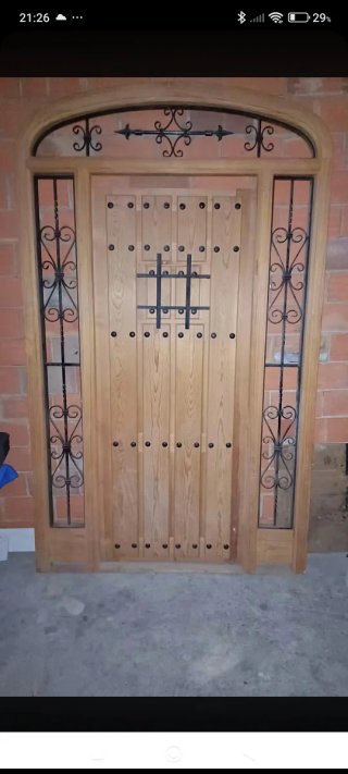 Puerta Exterior de Madera Rústica,