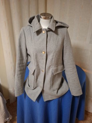 Chaqueta de paño gris con capucha